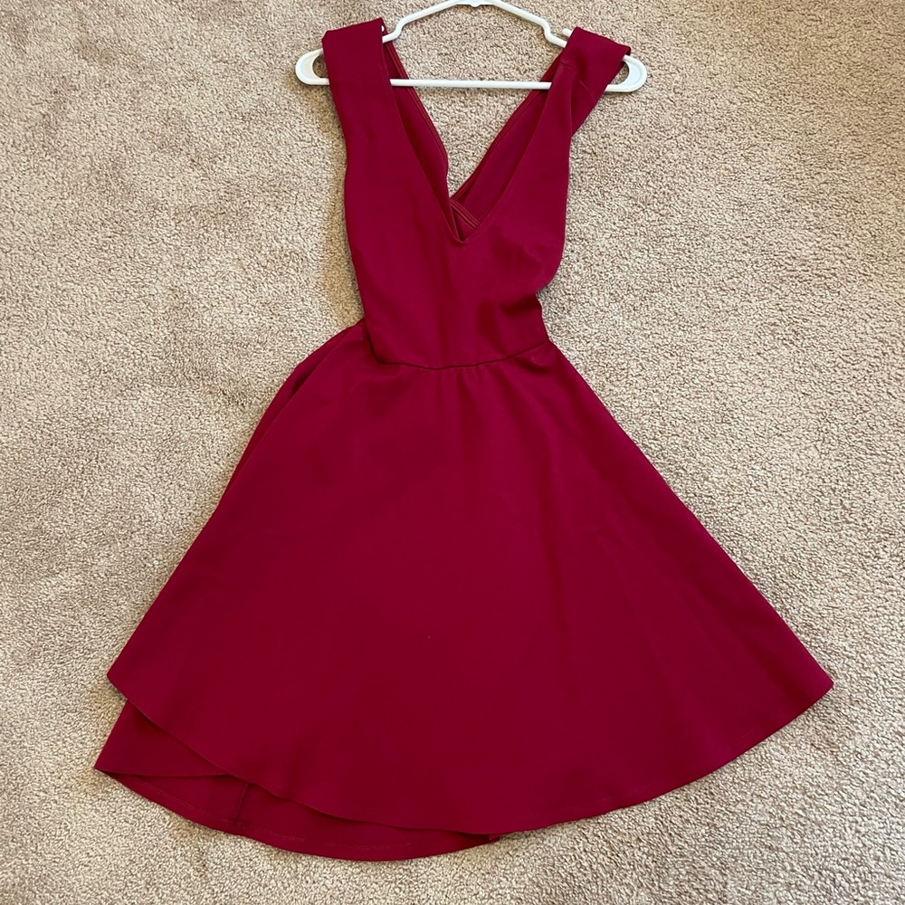 Make a splash in this stunning red dress by Lulu’s. Girls size L